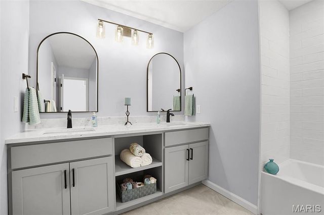 1038 King Henry Court, Creve Coeur, MO 63146
