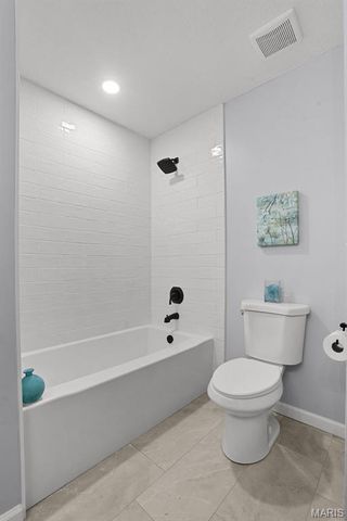 1038 King Henry Court, Creve Coeur, MO 63146