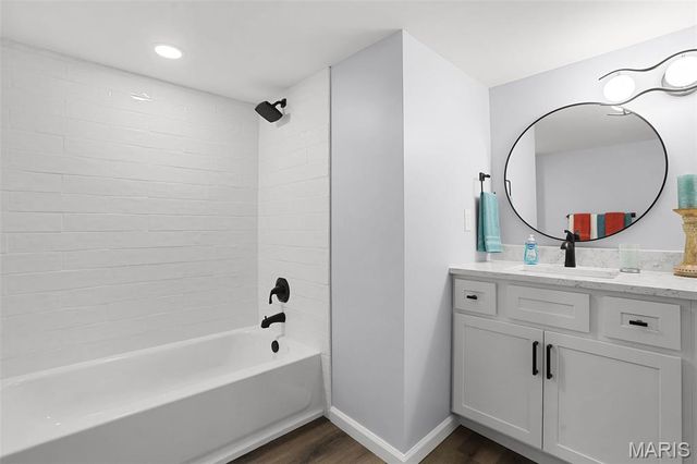 1038 King Henry Court, Creve Coeur, MO 63146