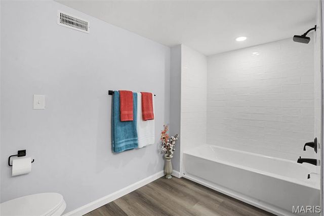 1038 King Henry Court, Creve Coeur, MO 63146
