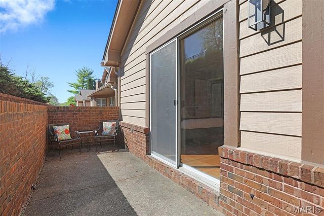 1038 King Henry Court, Creve Coeur, MO 63146