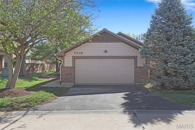 1038 King Henry Court, Creve Coeur, MO 63146