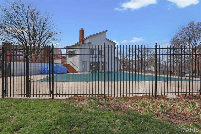 1038 King Henry Court, Creve Coeur, MO 63146