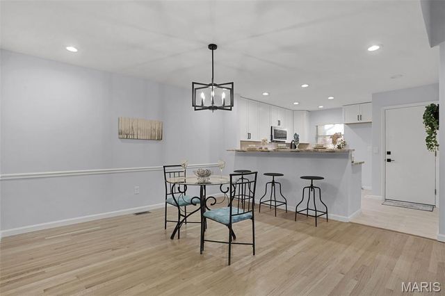 1038 King Henry Court, Creve Coeur, MO 63146