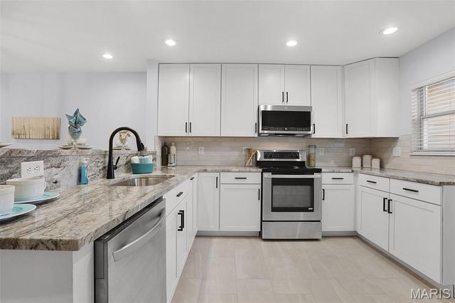 1038 King Henry Court, Creve Coeur, MO 63146