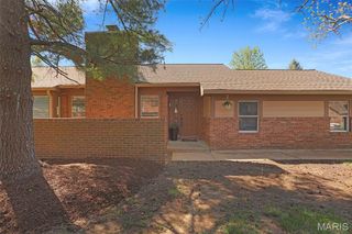 1038 King Henry Court, Creve Coeur, MO 63146
