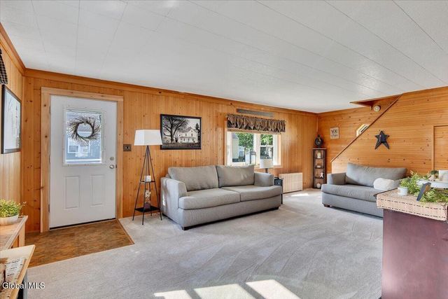8 Lakeview Avenue, East Greenbush, NY 12144