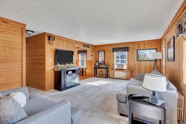 8 Lakeview Avenue, East Greenbush, NY 12144