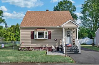 8 Lakeview Avenue, East Greenbush, NY 12144