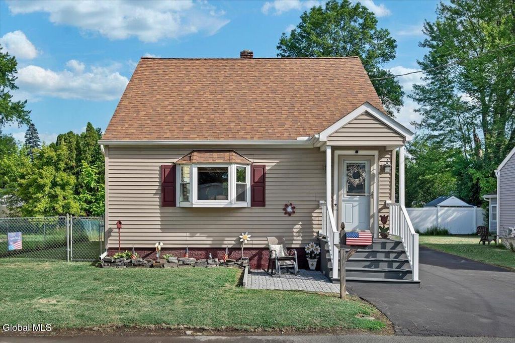 8 Lakeview Avenue, East Greenbush, NY 12144
