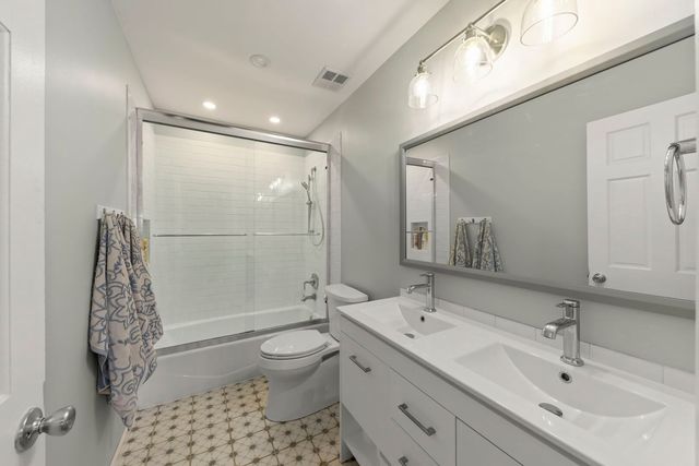 2240 Mecan Drive, Naperville, IL 60564