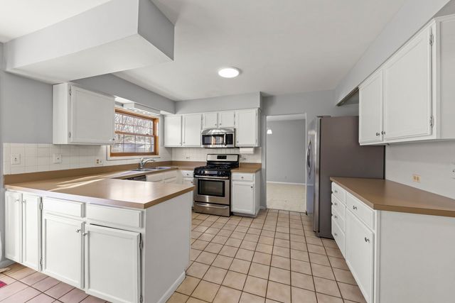 2240 Mecan Drive, Naperville, IL 60564