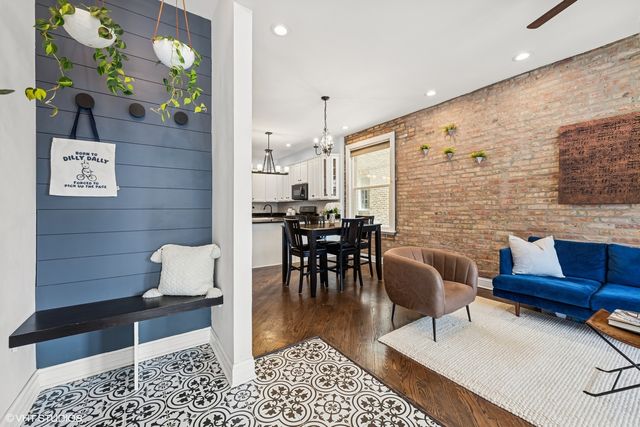 2328 W Augusta Boulevard 1F, Chicago, IL 60622