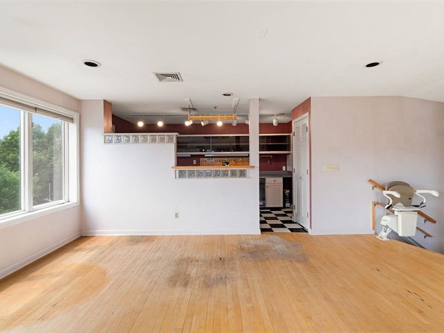 230 College St Apt 4, Burlington, VT 05401