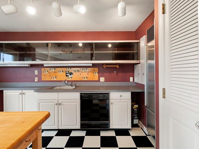 230 College St Apt 4, Burlington, VT 05401