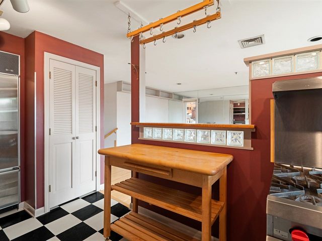 230 College St Apt 4, Burlington, VT 05401