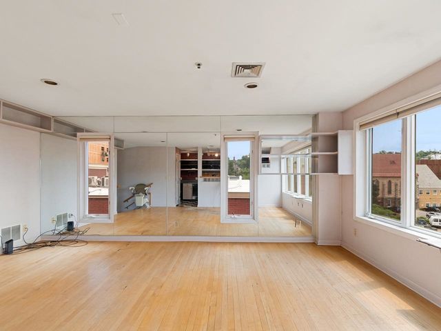 230 College St Apt 4, Burlington, VT 05401
