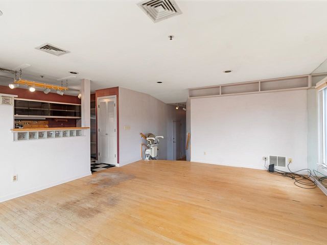 230 College St Apt 4, Burlington, VT 05401