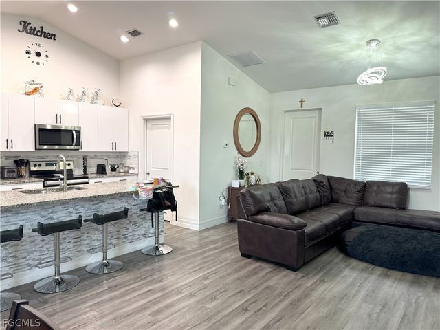 1086 W Leader CT, Labelle, FL 33935