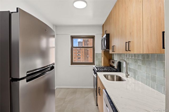 21-66 33rd Road 12B, Astoria, NY 11106