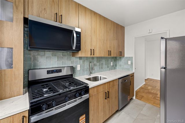 21-66 33rd Road 12B, Astoria, NY 11106