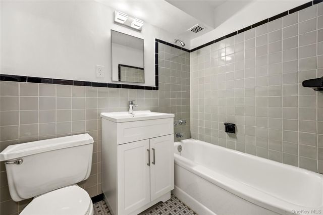 21-66 33rd Road 12B, Astoria, NY 11106