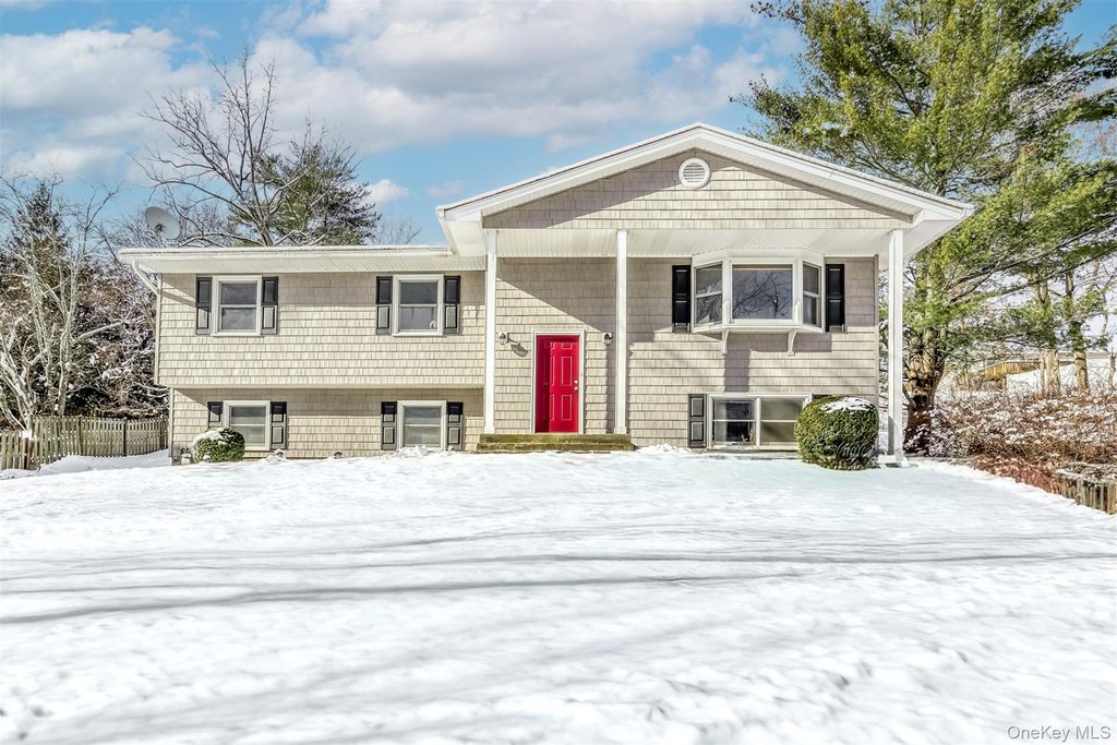11 Pine Tree Court, Valley Cottage, NY 10989