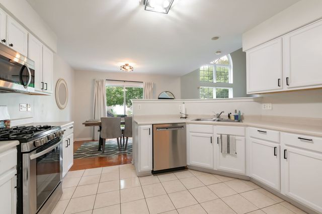 1653 Waterford Road, North Aurora, IL 60542