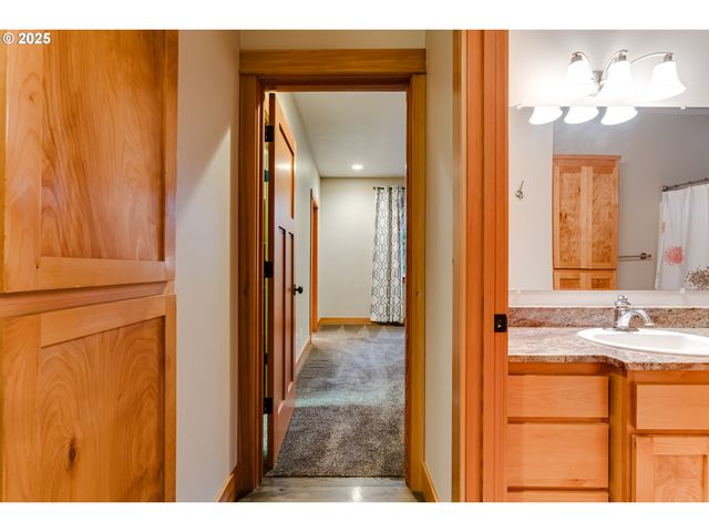 41925 DEERHORN Rd, Springfield, OR 97478