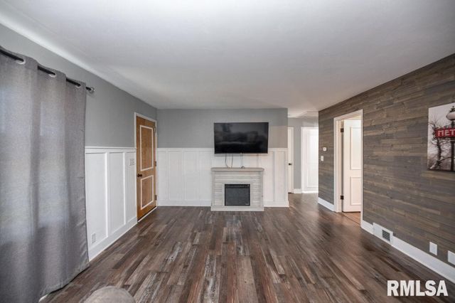 243 LAWNRIDGE Drive, Creve Coeur, IL 61610
