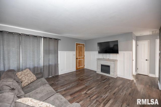 243 LAWNRIDGE Drive, Creve Coeur, IL 61610