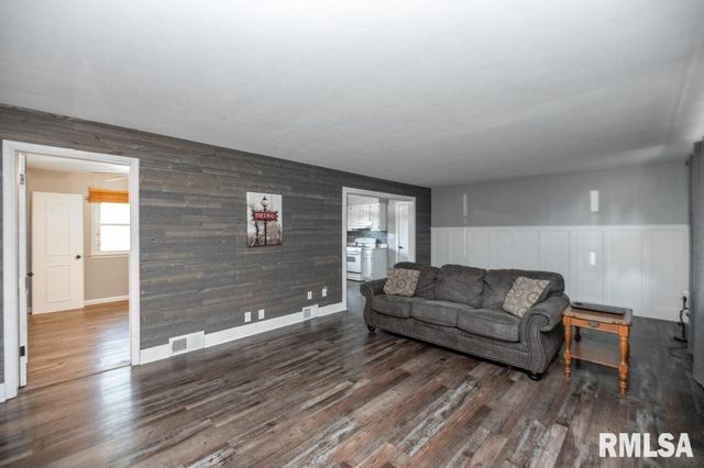 243 LAWNRIDGE Drive, Creve Coeur, IL 61610