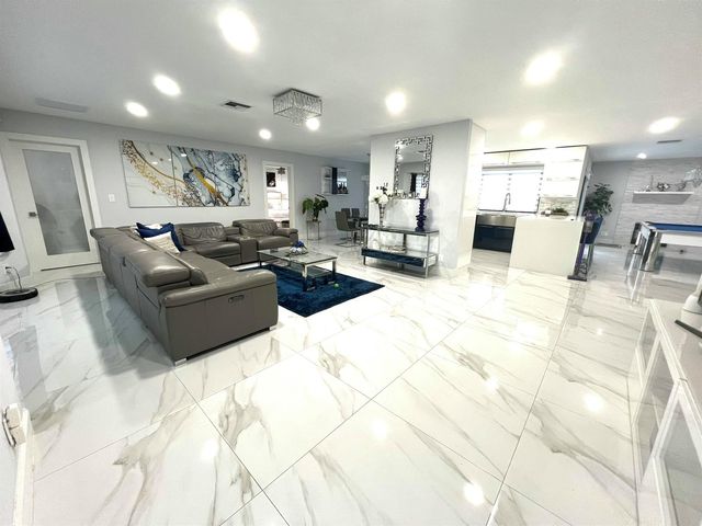 625 W Tropical Way, Plantation, FL 33317