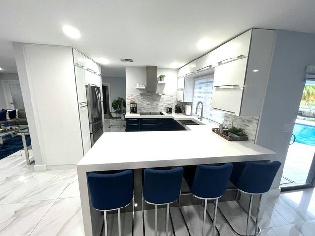 625 W Tropical Way, Plantation, FL 33317