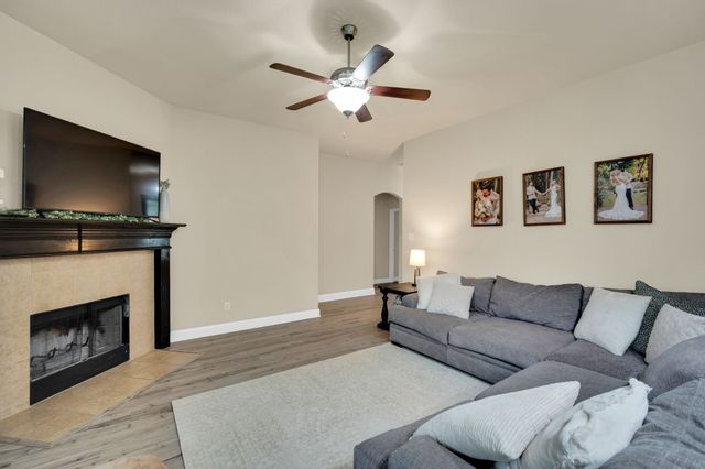 201 Winters Edge Drive, Red Oak, TX 75154