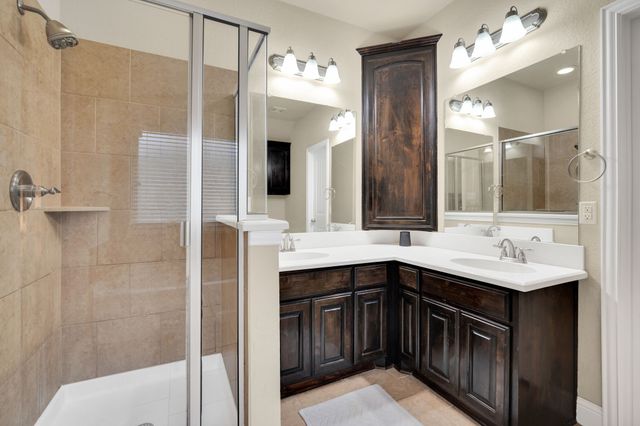 201 Winters Edge Drive, Red Oak, TX 75154