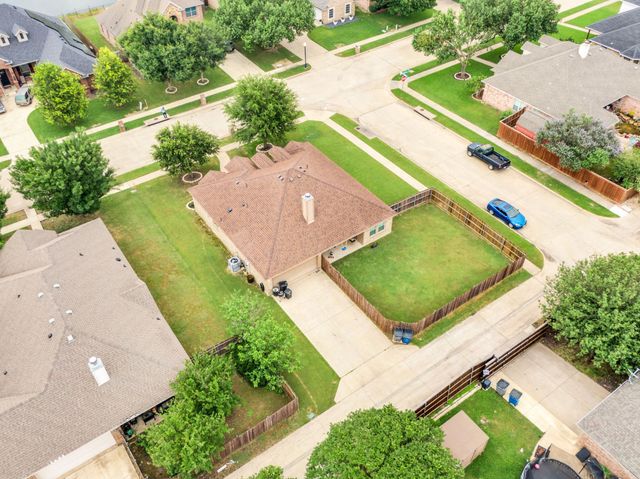 201 Winters Edge Drive, Red Oak, TX 75154