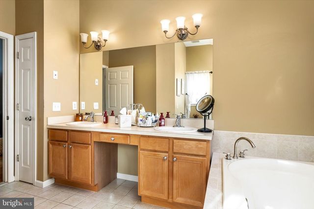 7 REMBRANDT WAY, East Windsor, NJ 08520