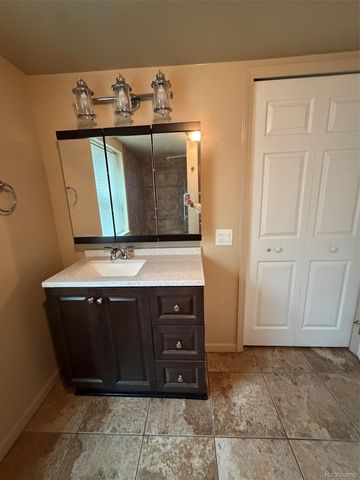 201 W New York Avenue, Pontiac, MI 48340
