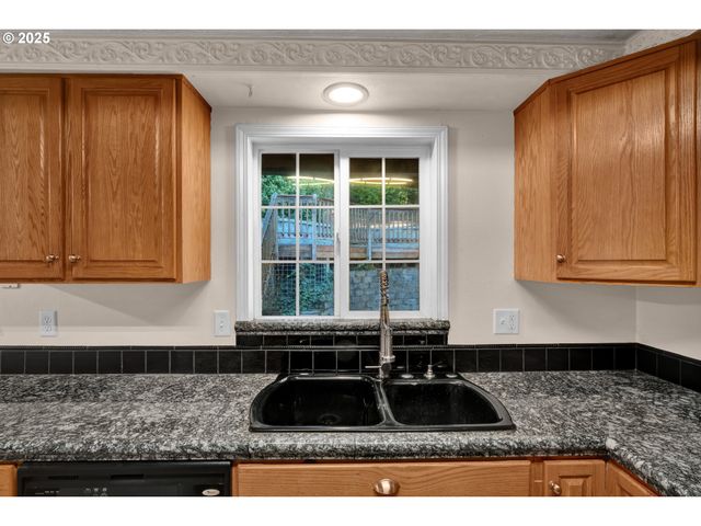 947 S R St, Cottage Grove, OR 97424