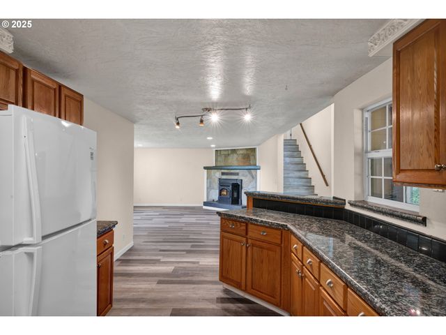 947 S R St, Cottage Grove, OR 97424