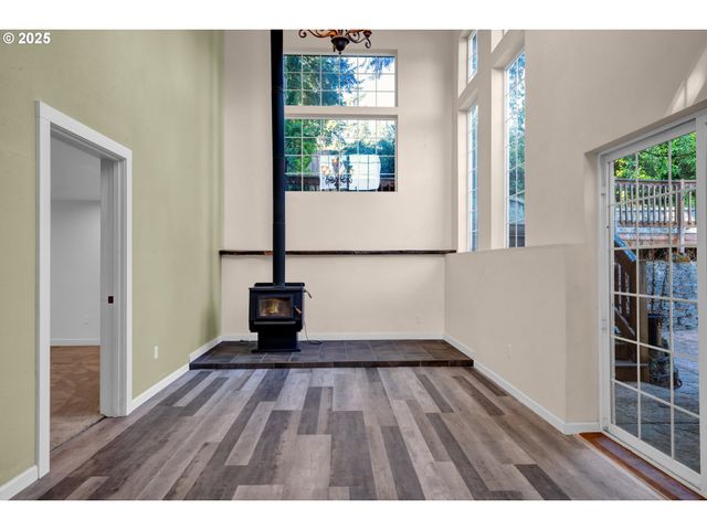 947 S R St, Cottage Grove, OR 97424