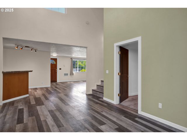 947 S R St, Cottage Grove, OR 97424