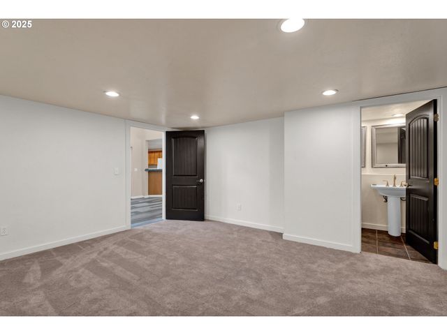 947 S R St, Cottage Grove, OR 97424