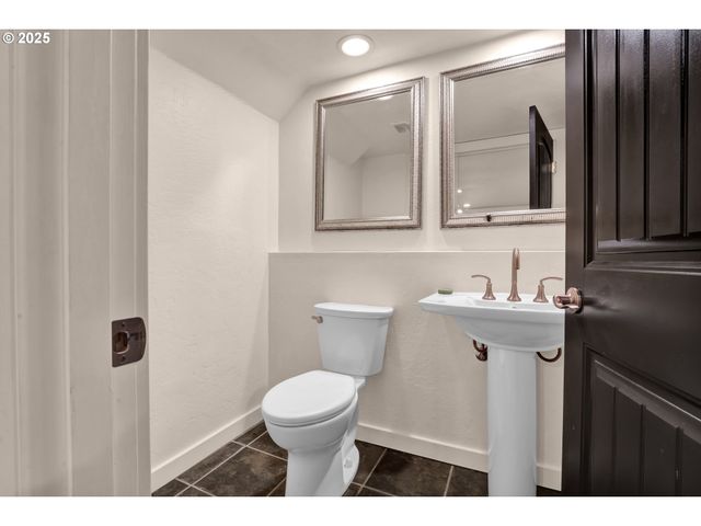 947 S R St, Cottage Grove, OR 97424