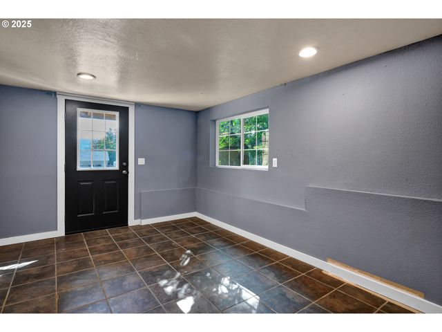 947 S R St, Cottage Grove, OR 97424