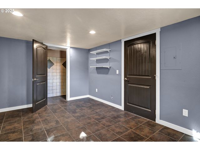 947 S R St, Cottage Grove, OR 97424