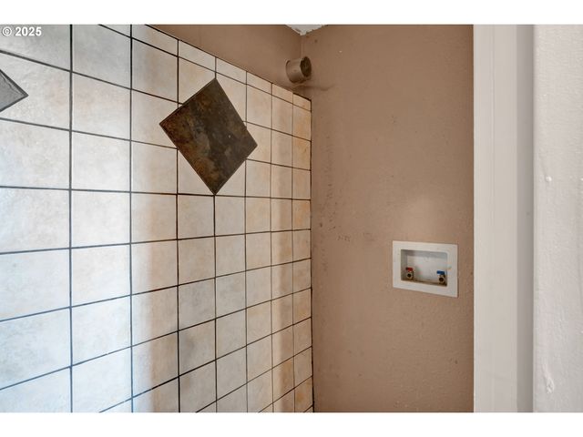 947 S R St, Cottage Grove, OR 97424