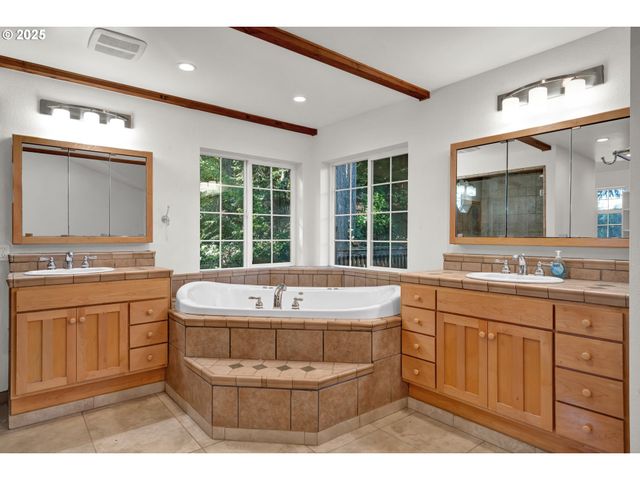 947 S R St, Cottage Grove, OR 97424