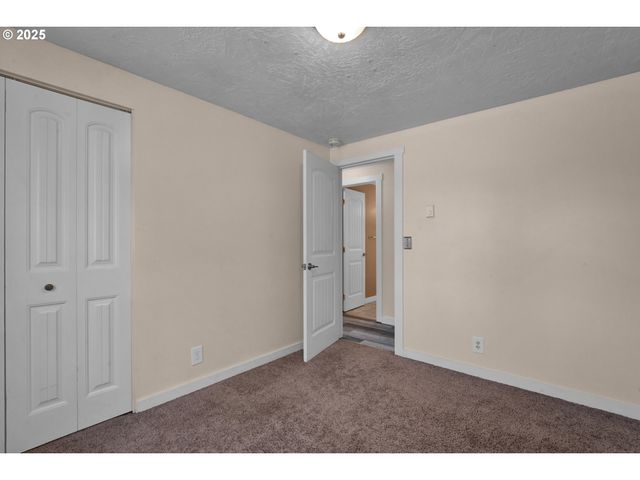 947 S R St, Cottage Grove, OR 97424